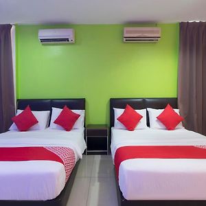 Oyo 44072 Mines Cempaka Hotel